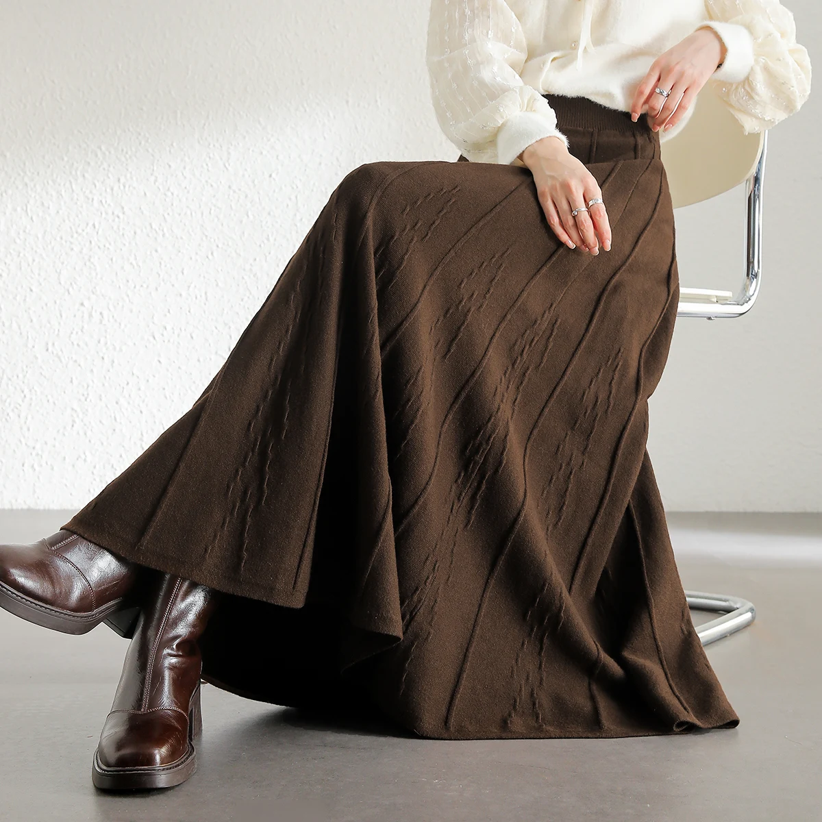 SENTUBILA 여성용 솔리드 A라인 스커트 2025 가을 겨울 캐주얼 우아한 자카드 스커트 니트 미디 플리츠 스커트 W44Q56670