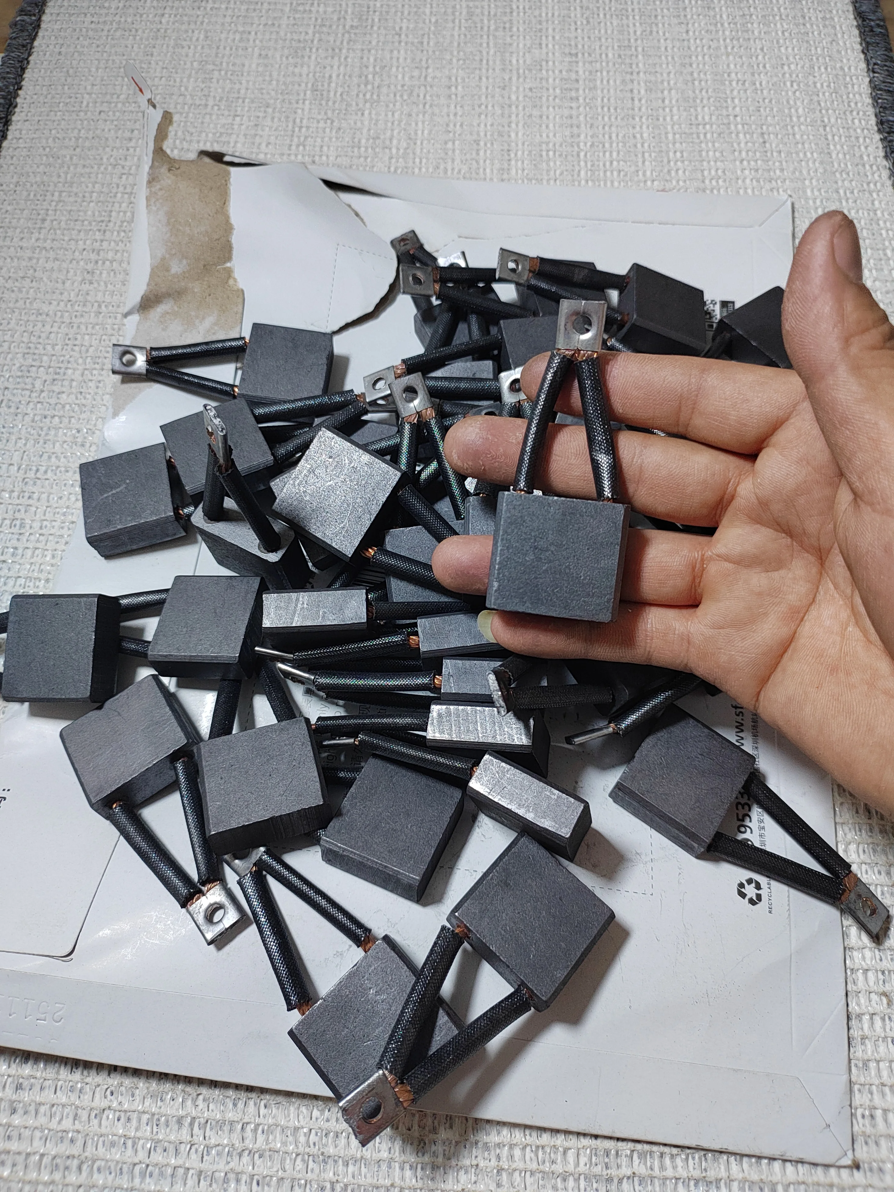 

10PCS Electric forklift, walking hydraulic 12.5X31.5X28mm DC motor J260 carbon brush 12.5*31.5*28 wear-resistant accessories