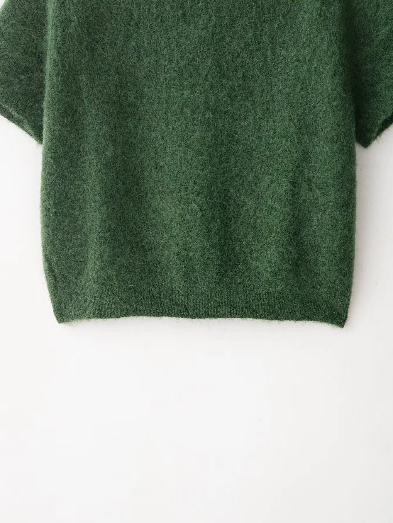 Minimalistyczny sweter damski na jesień 2025 - zielony, krótki rękaw, dzianinowy kardigan, vintage, okrągły dekolt, zapinany na jeden guzik.