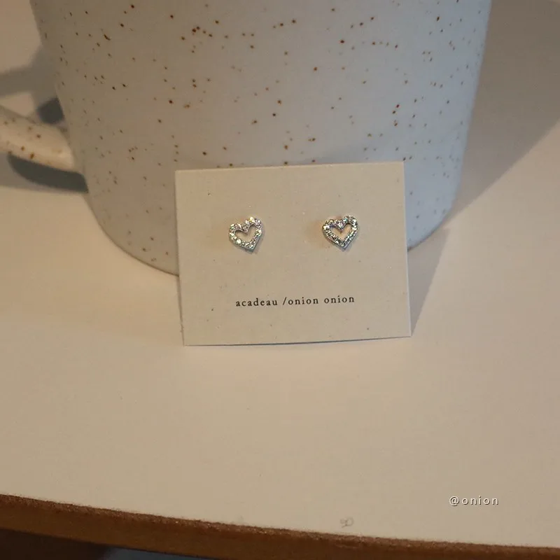 女性用の小さなイヤリング,925スターリングシルバー,象眼細工のジルコン,繊細なハート,結婚披露宴,ジュエリーアクセサリー
