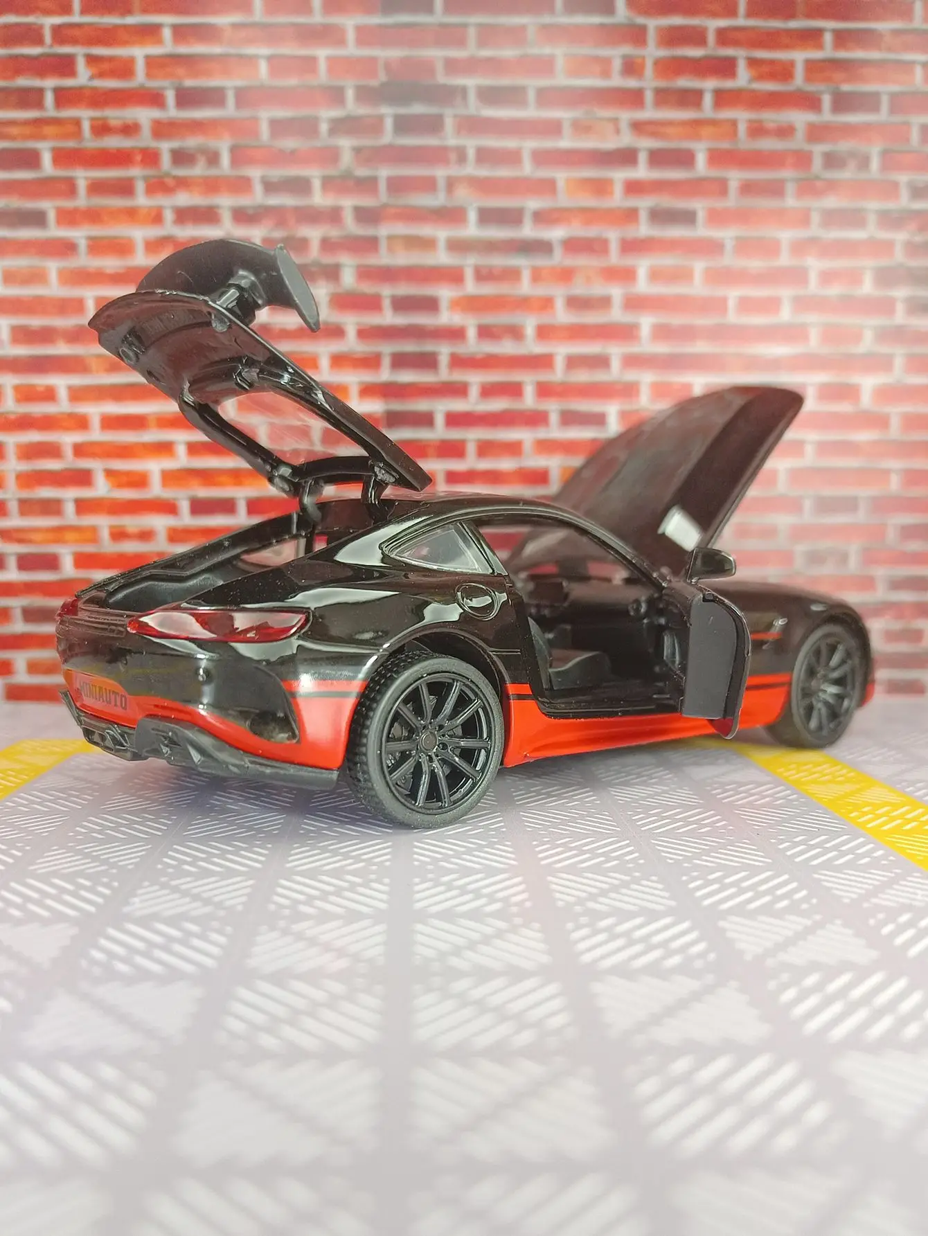 Coche deportivo Mercedes BENZ GTR AMG, modelo de aleación de Metal fundido a presión, luz de sonido, Colección Pull Back, regalos de juguete para niños, 1:32