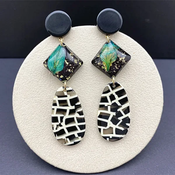 

Premium European and American black texture earrings