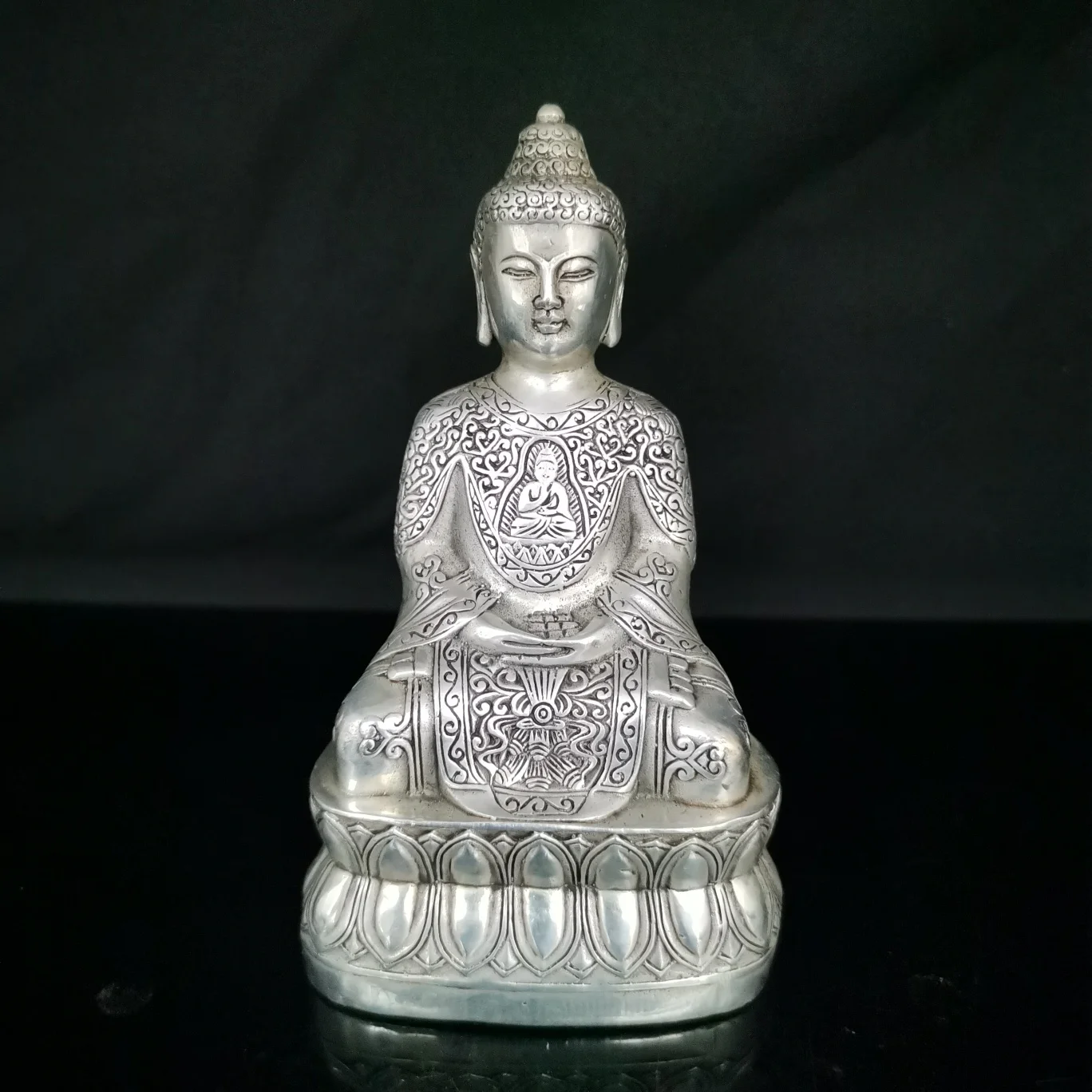 

Exquisite White Copper Buddha Statues Finely Crafted Home Crafts With Beautiful Appearances Worth Collecting