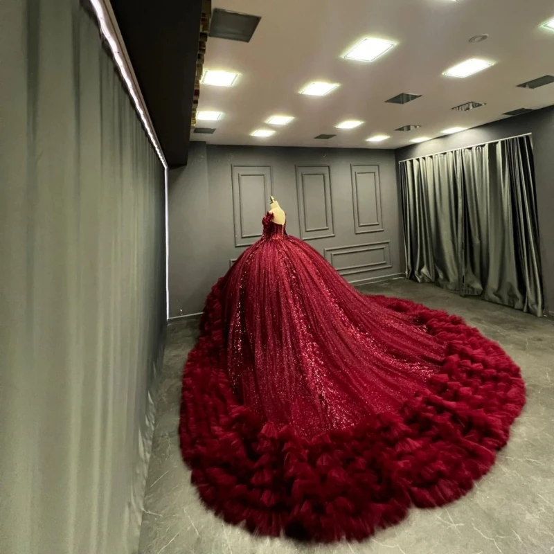 カスタマイズされた光沢のある赤いキンセアニェーラドレスオフショルダースパンコールアップリケロングテールレースレイヤリング Vestido 15 Quinceanera