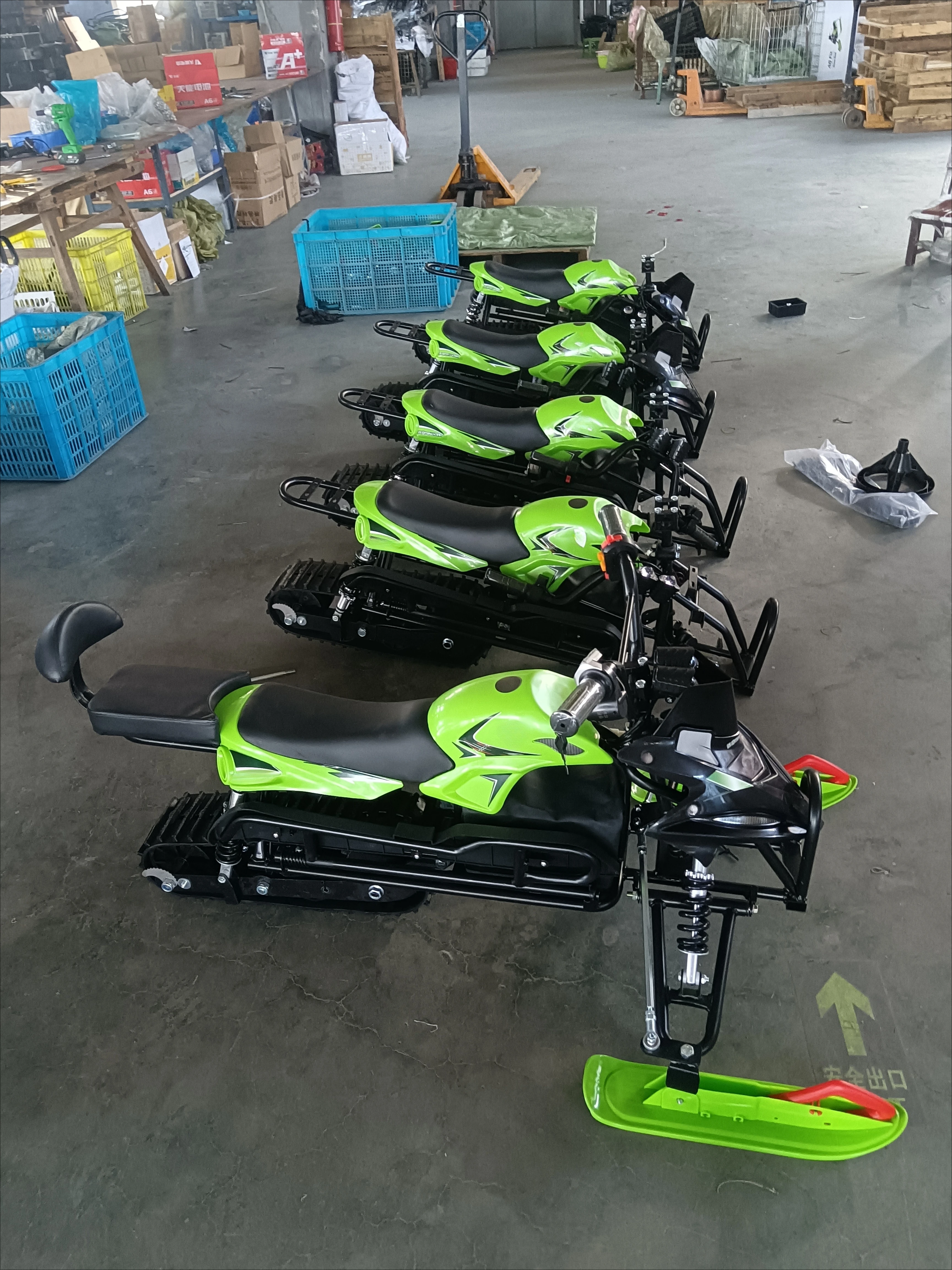 Maksymalna moc 1000W, prędkość maksymalna 30 km/h, wysoka wydajność dla dorosłych i dzieci, dwuosobowy elektryczny skuter śnieżny.