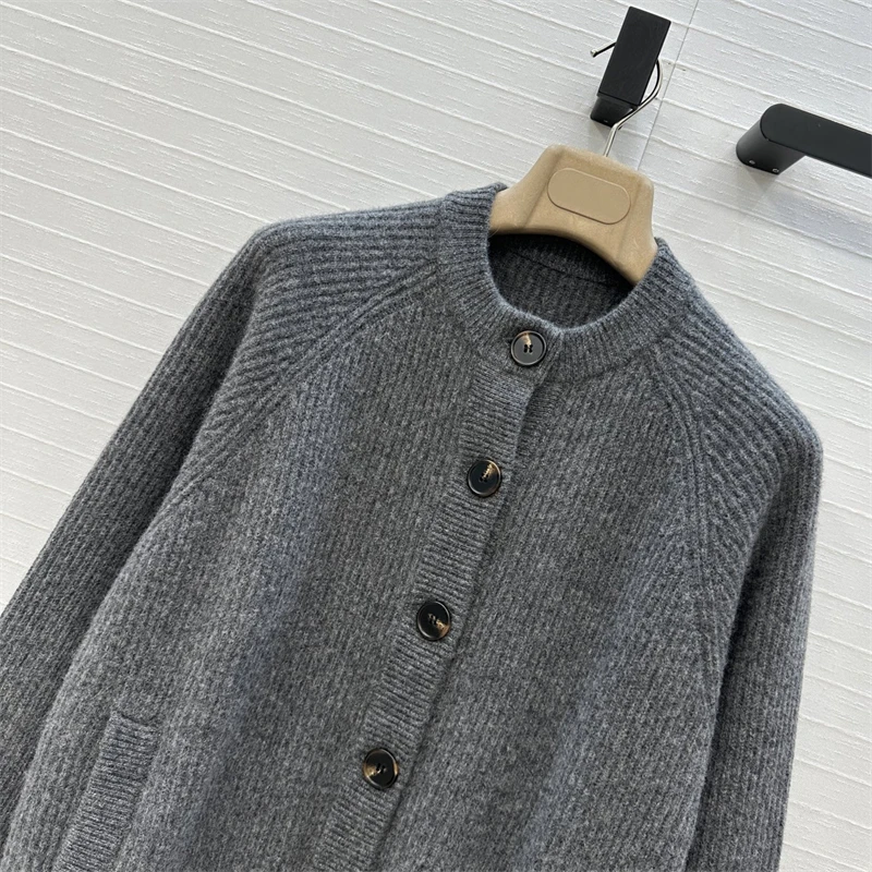 Strickjacke für Damen. Neues elastisches Strickoberteil mit langen Ärmeln für den Herbst 2026. Einreihiger Slim-Fit-Pullover. Strickwaren aus Kaschmirmischung