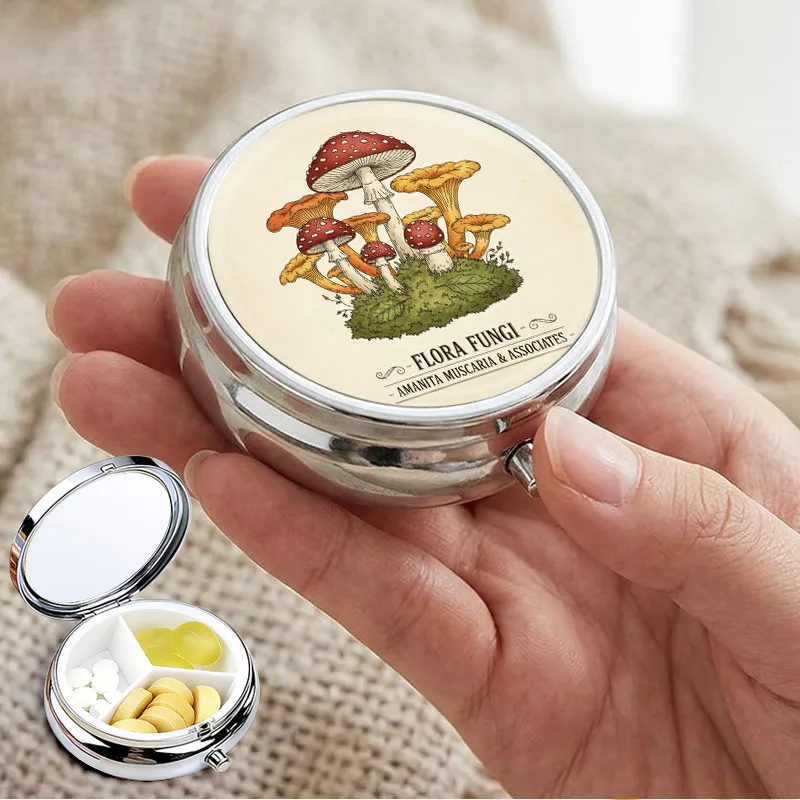 Vintage Mushroom Pill Box, Metal Material, 3-Compartment Organizer, Mini Portable Travel Pill Storage Box, Poisonous Fly Agaric Plant Print, Pill Case Suitable for Handbags, Small Daily Vitamin Storage Box, Unique Aesthetic Pastoral Style Gift, Unisex