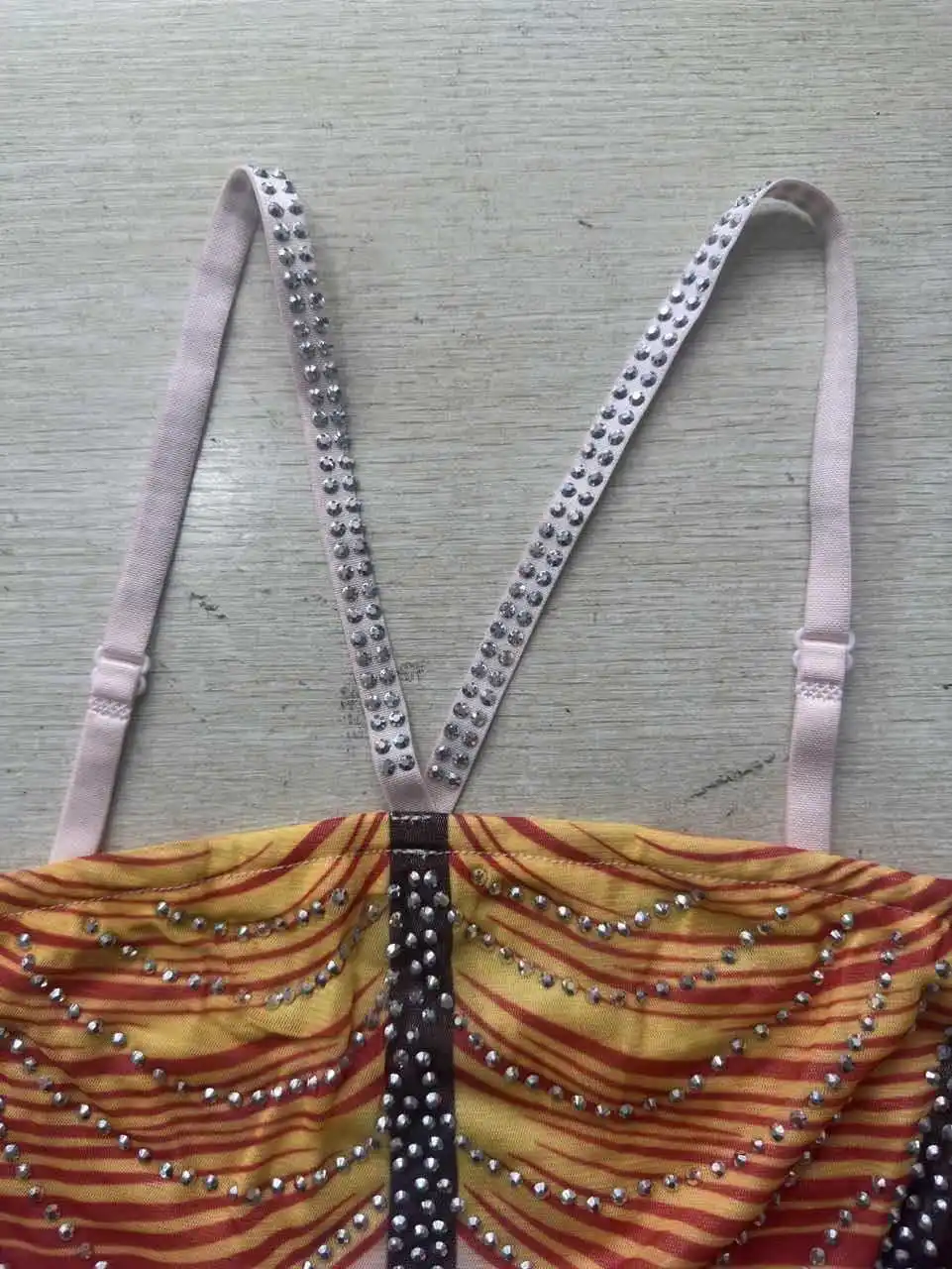 D8694 verão novo vestido sexy feminino estilo europeu e americano com alça fina, impressão de posicionamento, strass, camada dupla min