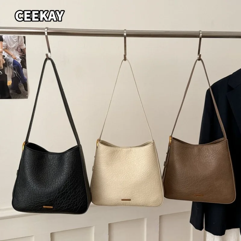CEEKAY Bolso de hombro para mujer, color topo, de piel sintética texturizada, bolso hobo grande, con etiqueta dorada, para uso diario, informal, minimalista