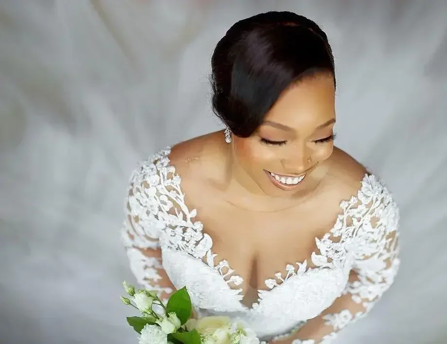 فساتين زفاف دانتيل مقاس كبير مخصصة عربية Aso Ebi بأكمام طويلة زي العرائس رقبة شفافة وسحاب خلفي سويب تراين مقاس كبير Mar