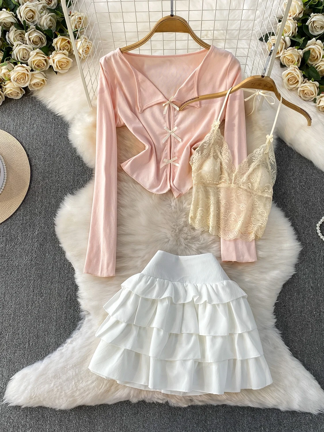 سترة صوفية مفتوحة بعقدة حارة حلوة على شكل حرف V + حزام دانتيل رغبة نقية + تنورة كعكة رفيعة عالية الخصر طقم تي شيرت