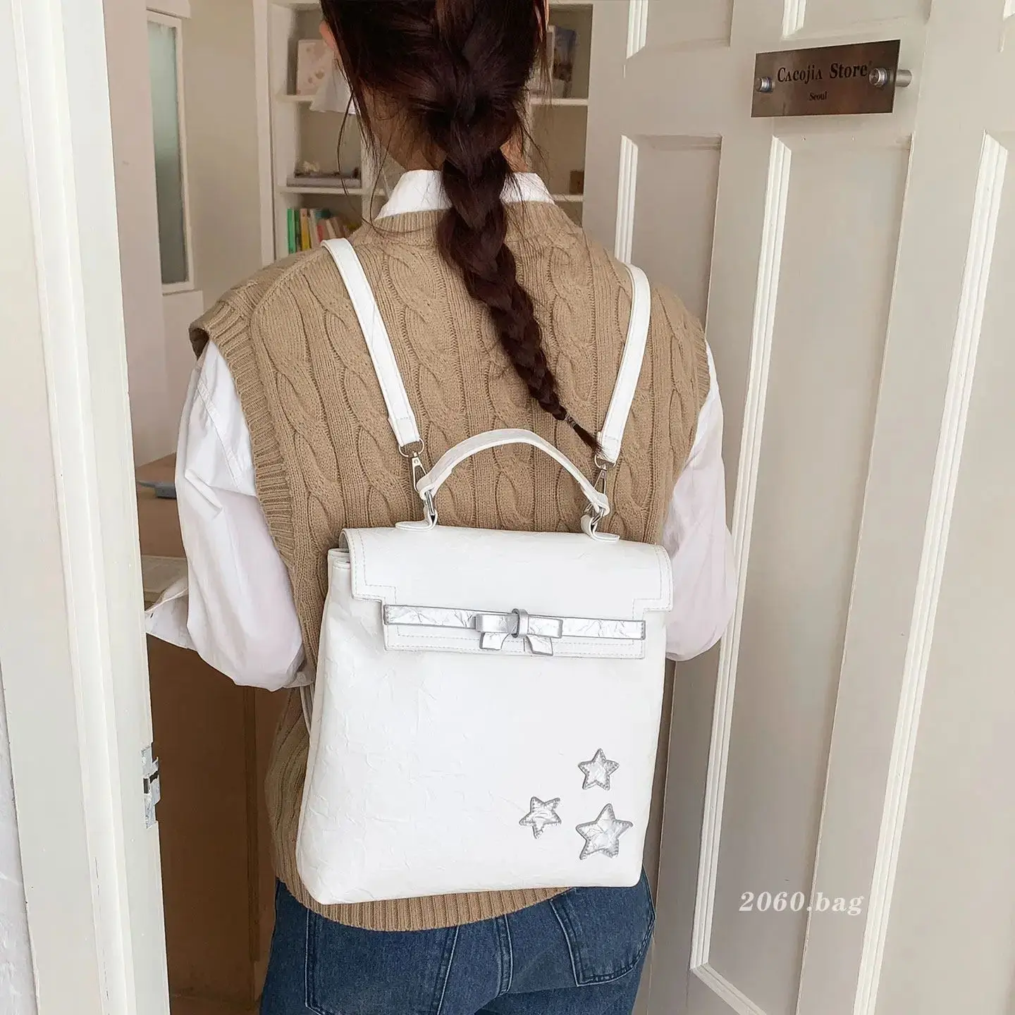 

Корейская версия: Вместительный повседневный рюкзак для поездок на работу, новинка 2026 года, женская элитная сумка через плечо, модная сумка-клатч с бантом и звездами 2026