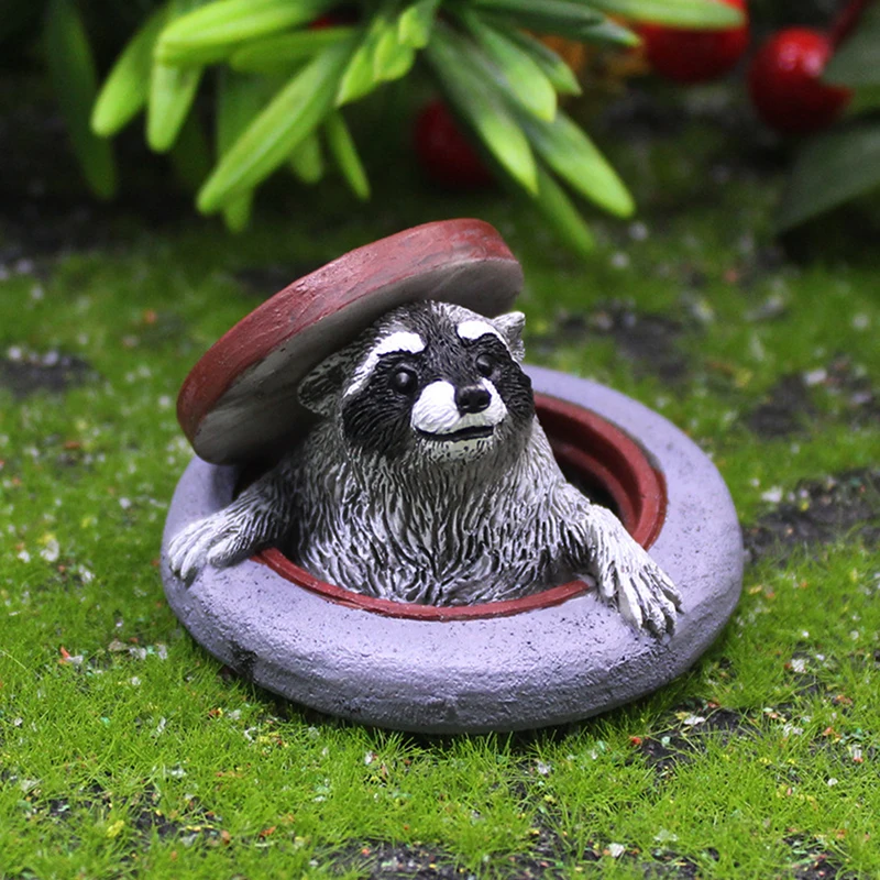 Raccoon Ornament Under Manhole Cover Garden Microlandscape Simulation Animal Resin Decor Indoor Outdoor Lawn Tabletop Deco