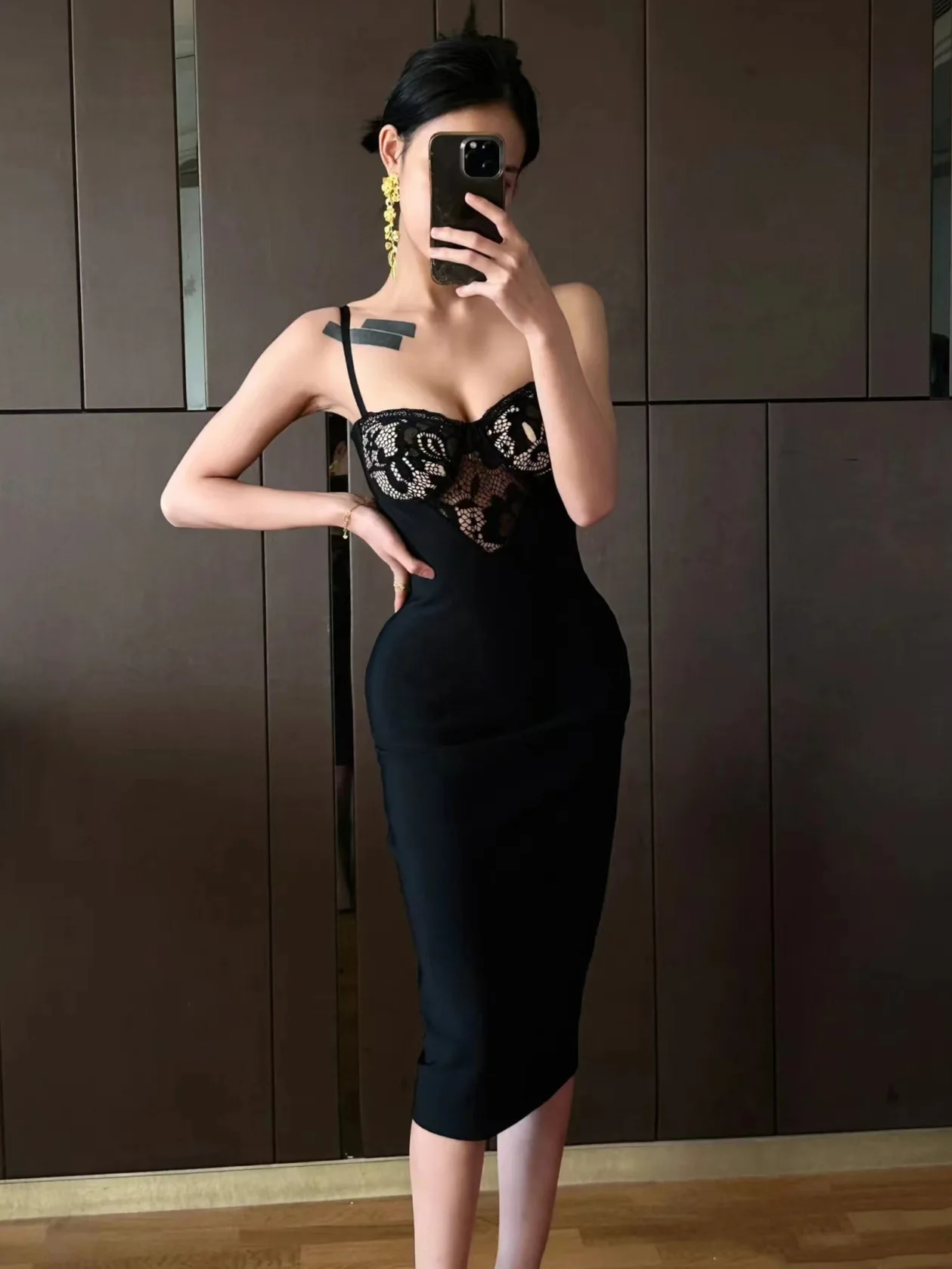 

2025 Women Celebrity Sexy Sleeveless V Neck Lace Bandage Bodycon Black Dress Elegant Evening Club Party Outfit