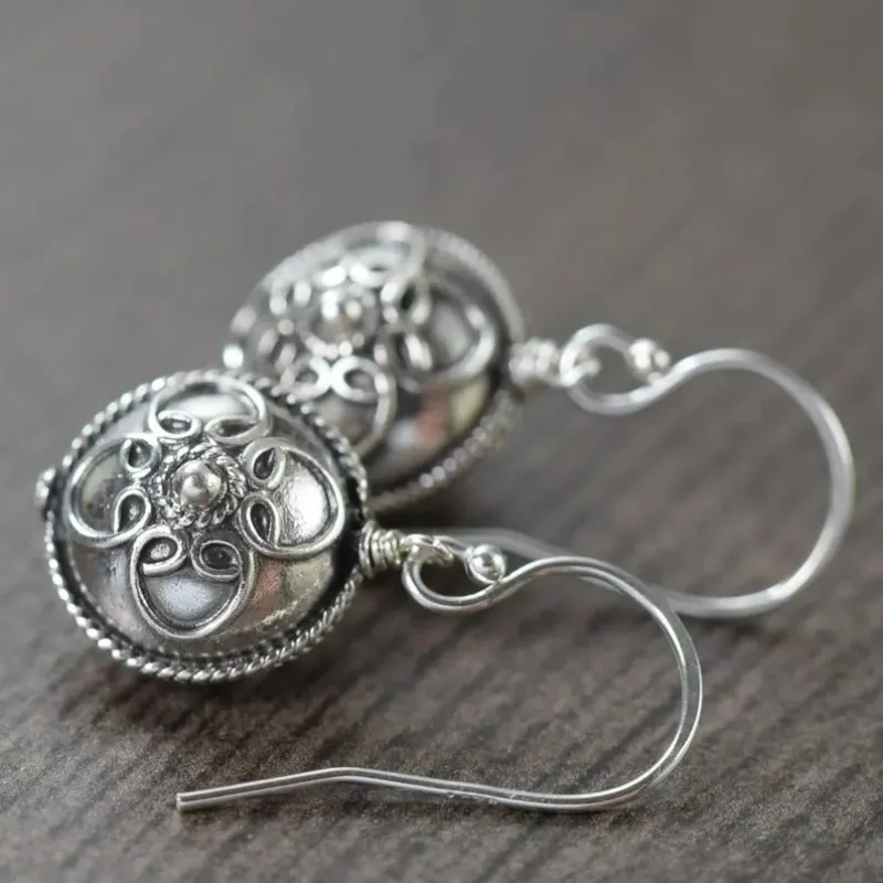 Vintage versilberte, geschnitzte, kugelförmige Ohrringe für Damen im böhmischen Ethno-Stil, baumelnde Ohrringe, Modeschmuck-Accessoire