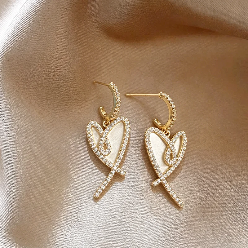 Goldfarbene Micro-Set Zirkon Unregelmäßige Herzförmige Hängeohrringe für Damen Modeschmuck Luxus-Accessoires Neues 2026 Design – Detail 7