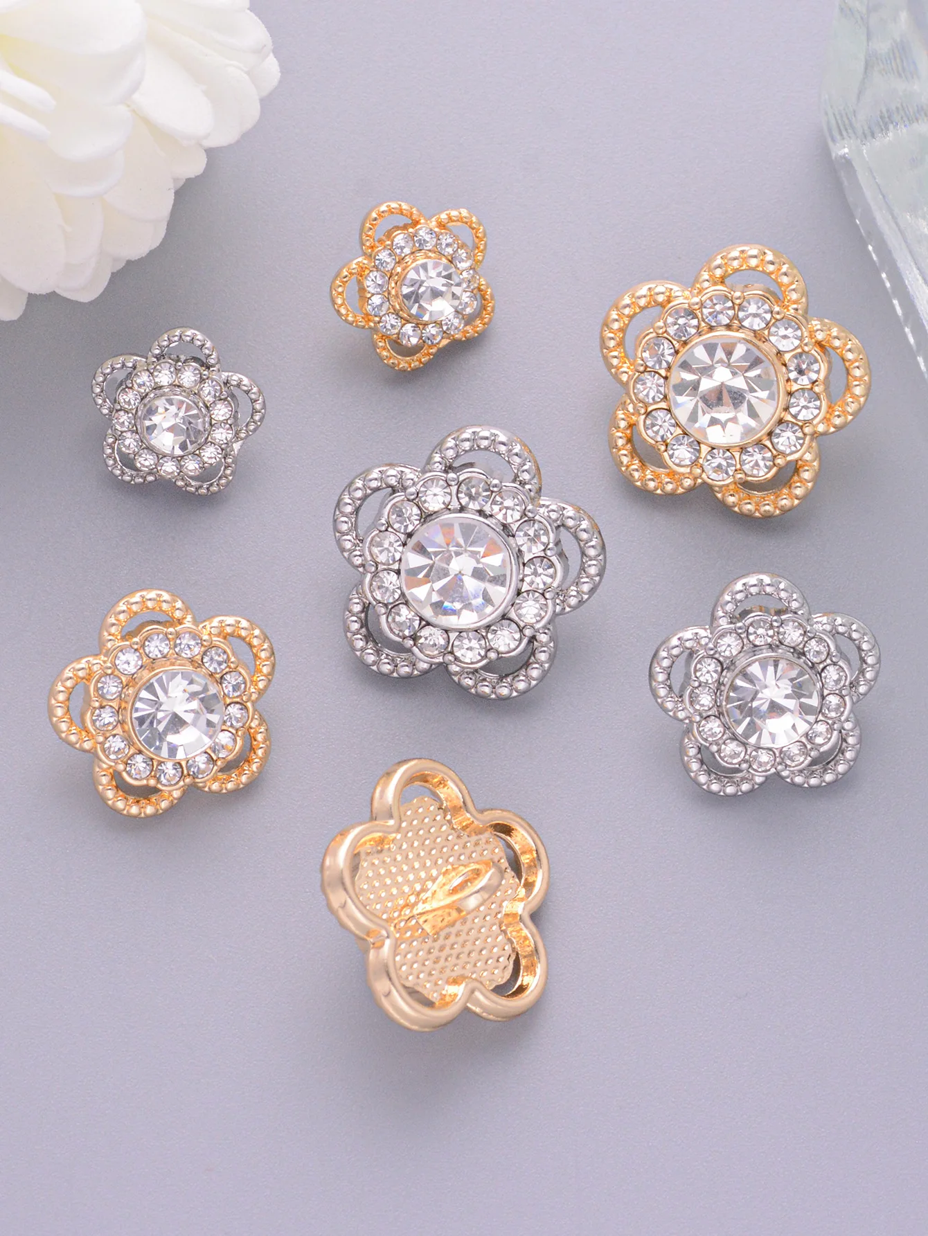 7Pcs/Pack Metal Inlaid Diamond Hollow Flower Simulation Button, Can Be Paired With Tops, Gift Boxes, Bags, Gloves, Headscarves