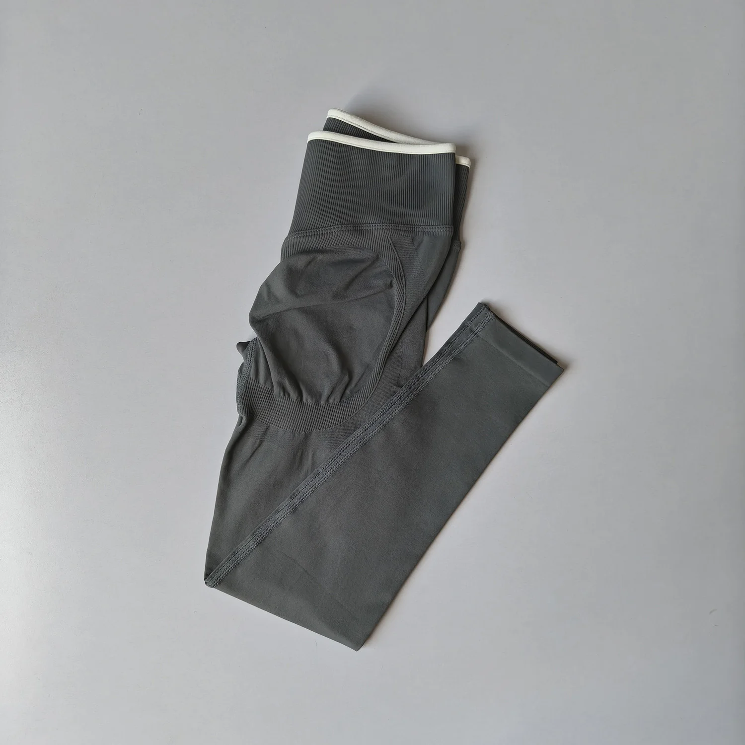 Nahtlose Yoga-Leggings für Damen mit mittlerer Bundhöhe, Push-Up-Effekt, Sport- und Fitnesshose, Laufhose, Hüftlift, hohe Elastizität, Gym-Leggings, Sportleggings – Detail 17