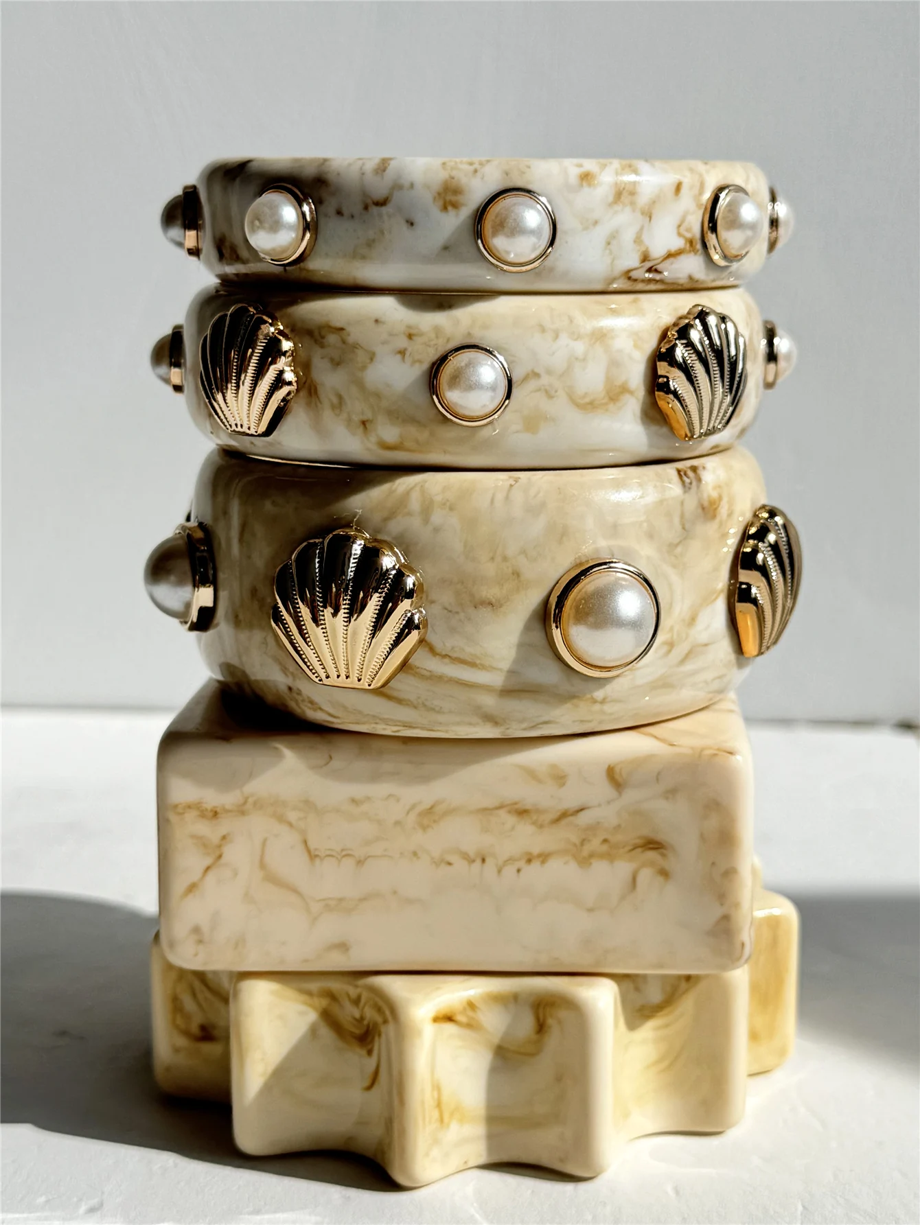 HUANGZHI Retro Off-White Gradient Shell Pearl Bracelet (1pc) Stylish and Unique Women's Jewelry Party Layering Gift