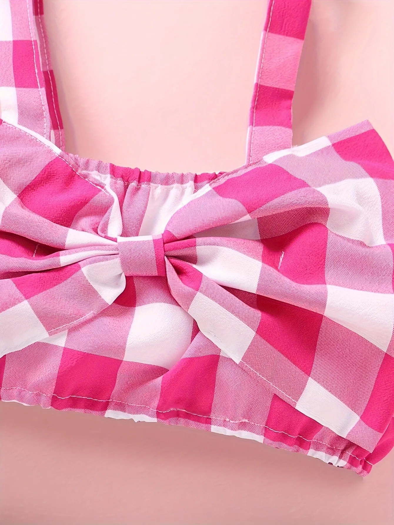 Zweiteiliges Shorts-Set für Mädchen im Denim-Look, rosa Gingham-Top mit Schleife und zerrissene, ausgefranste Shorts, modisches Outfit (nicht aus Denim, nur aus glatter Stoff). – Detail 4