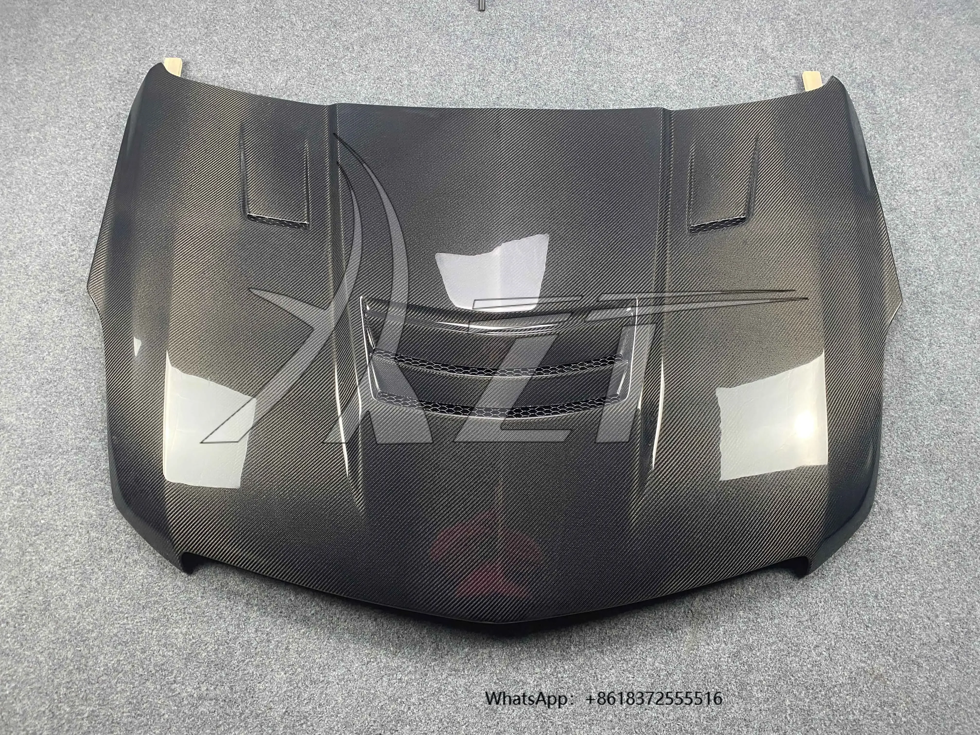 

daHigh Quality Wet Carbon Fiber V Style Hood for Cadillac