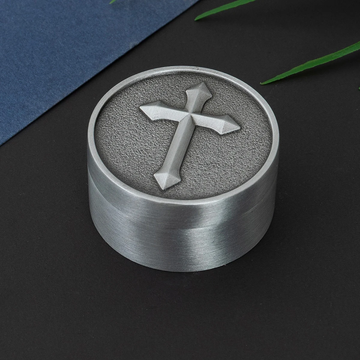 Retro metal crafts mini cologne paste small box sealed solid paste carry-on round cross jewelry box