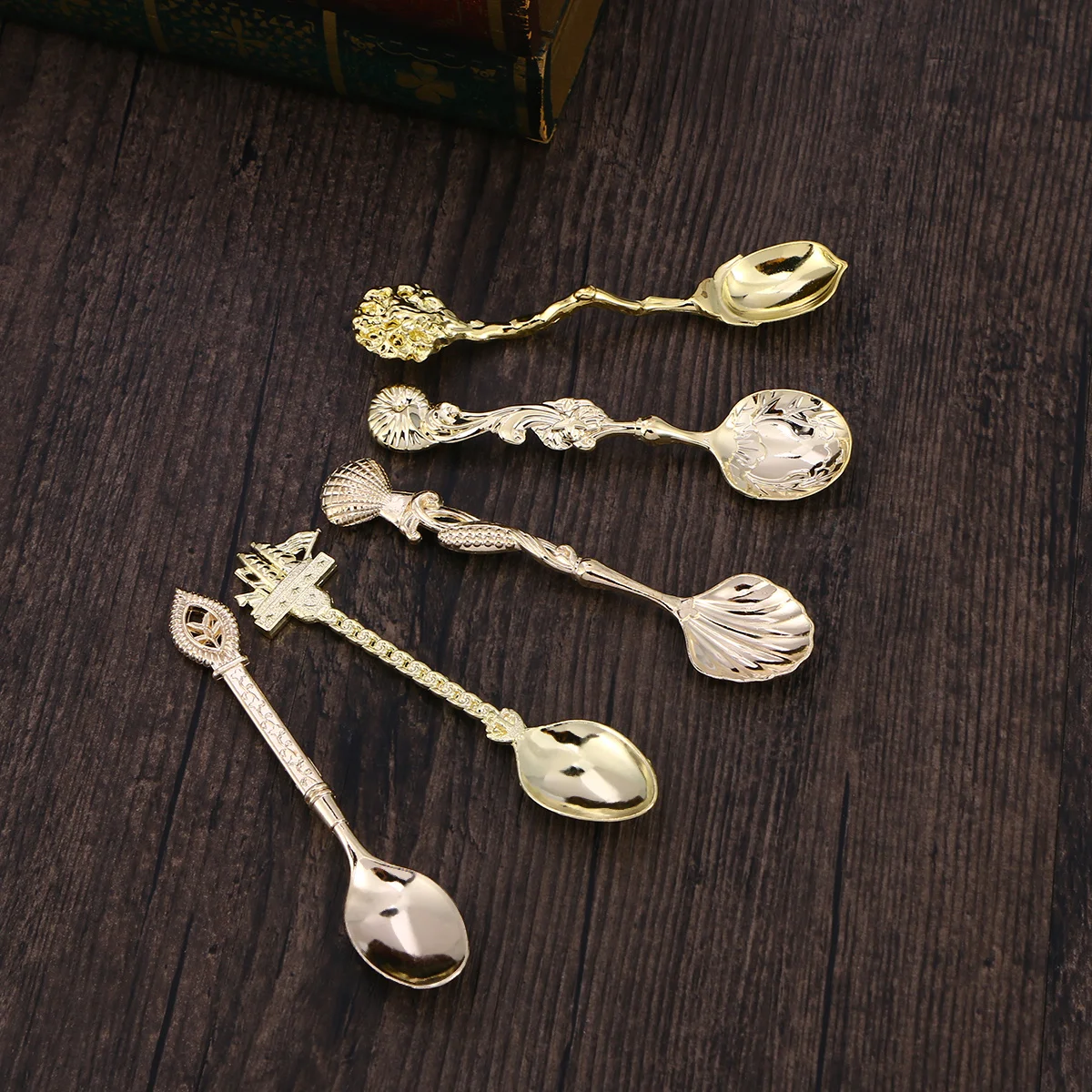 

5Pcs Carved Coffee Spoon Alloy Retro Style Long Handle Stirring Spoon Set for Coffee Bar Milk Tea Shop