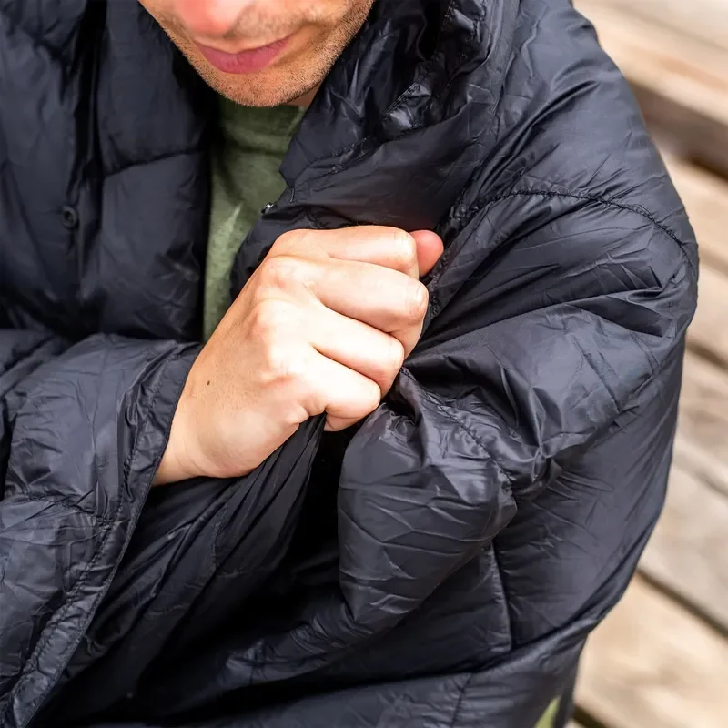 Outdoor travel portable waterproof nylon wholesale lightweight quilted fluffy camping blanket