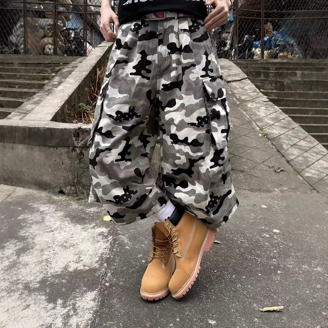 

Men's & Women's Retro Camo Cropped Pants - -Style Multi-Pocket Pleated Shorts with Elastic Waist, Green/Brown/Beige Camouflage P