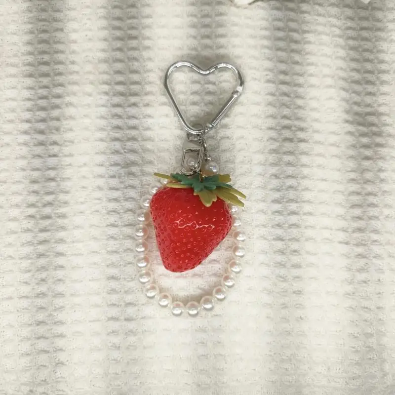 1 Stück Schlüsselanhänger/Taschenanhänger mit Herzverschluss, Erdbeere und Perle, Harz-Obst-Accessoire, kleines Geschenk – Detail 2