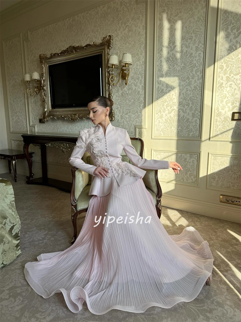 Abiti lunghi su misura in jersey retrò stile moderno personalizzato con bottoni floreali fatti a mano con paillettes a trapezio e collo alto