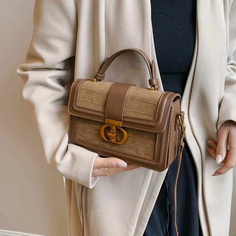 حقيبة يد نسائية كلاسيكية حقيبة كتف مربعة صغيرة حقيبة كروس تصميم عالي الجودة حقيبة عصرية بطانة من النايلون مادة البولي يوريثان