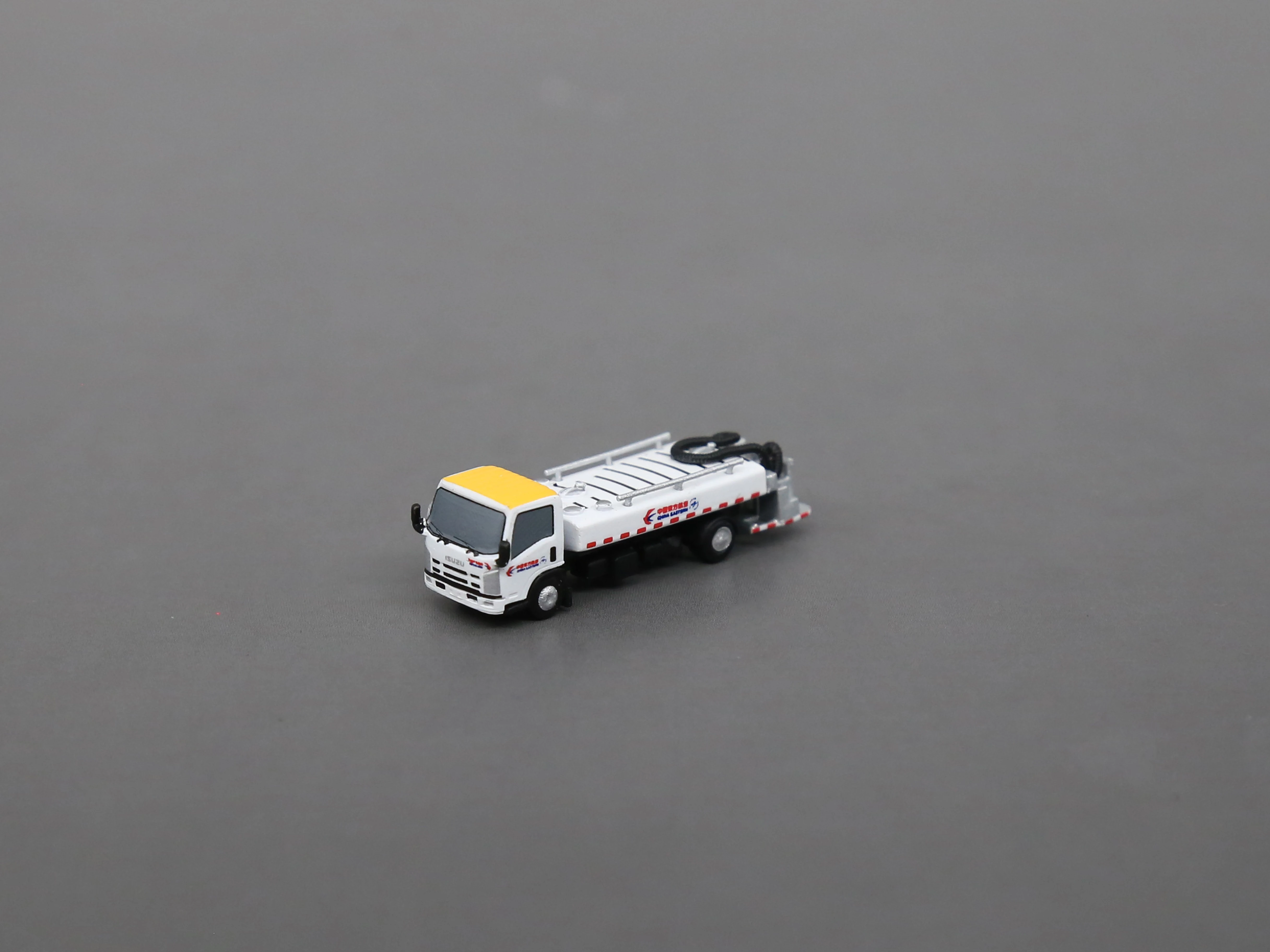 

Модель аэропортового автомобиля ISUZU для утилизации сточных вод, масштаб 1/200, готовая 3D-печатная авиационная модель