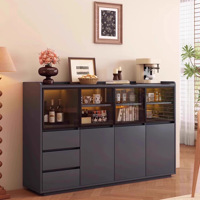 Lado comedor de madera maciza contra la pared integrado.