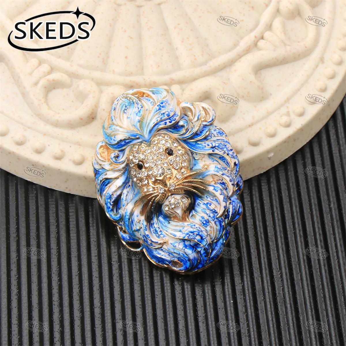 SKEDS Blau-weiße Emaille-Brosche im Porzellanstil mit Sternbild, Retro-Strass-Tierfigur-Anstecknadel, eleganter Schmuck – Detail 6