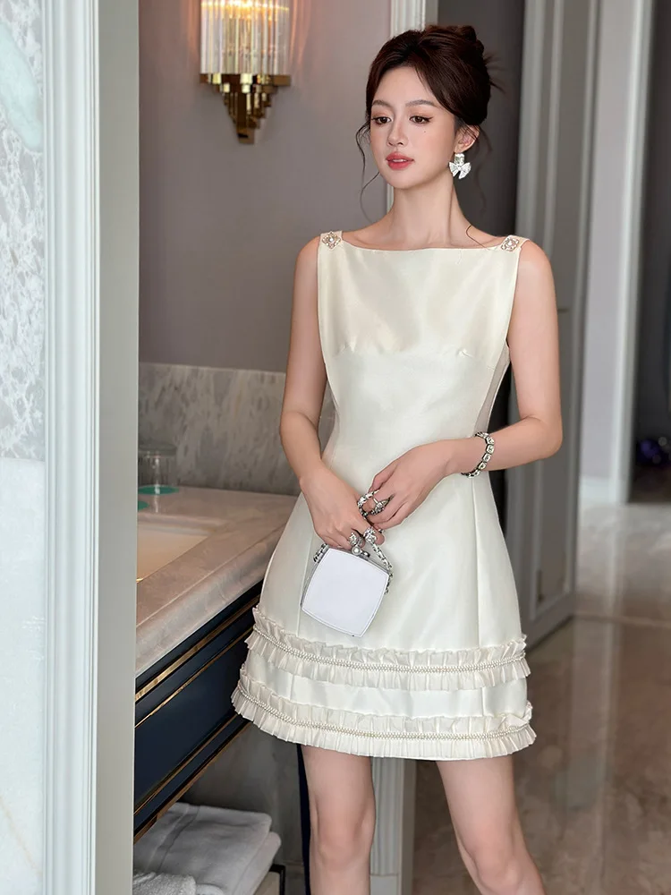 

Летний новый жилет в стиле французского ветра, с дизайнерским деревянным декором на талии.