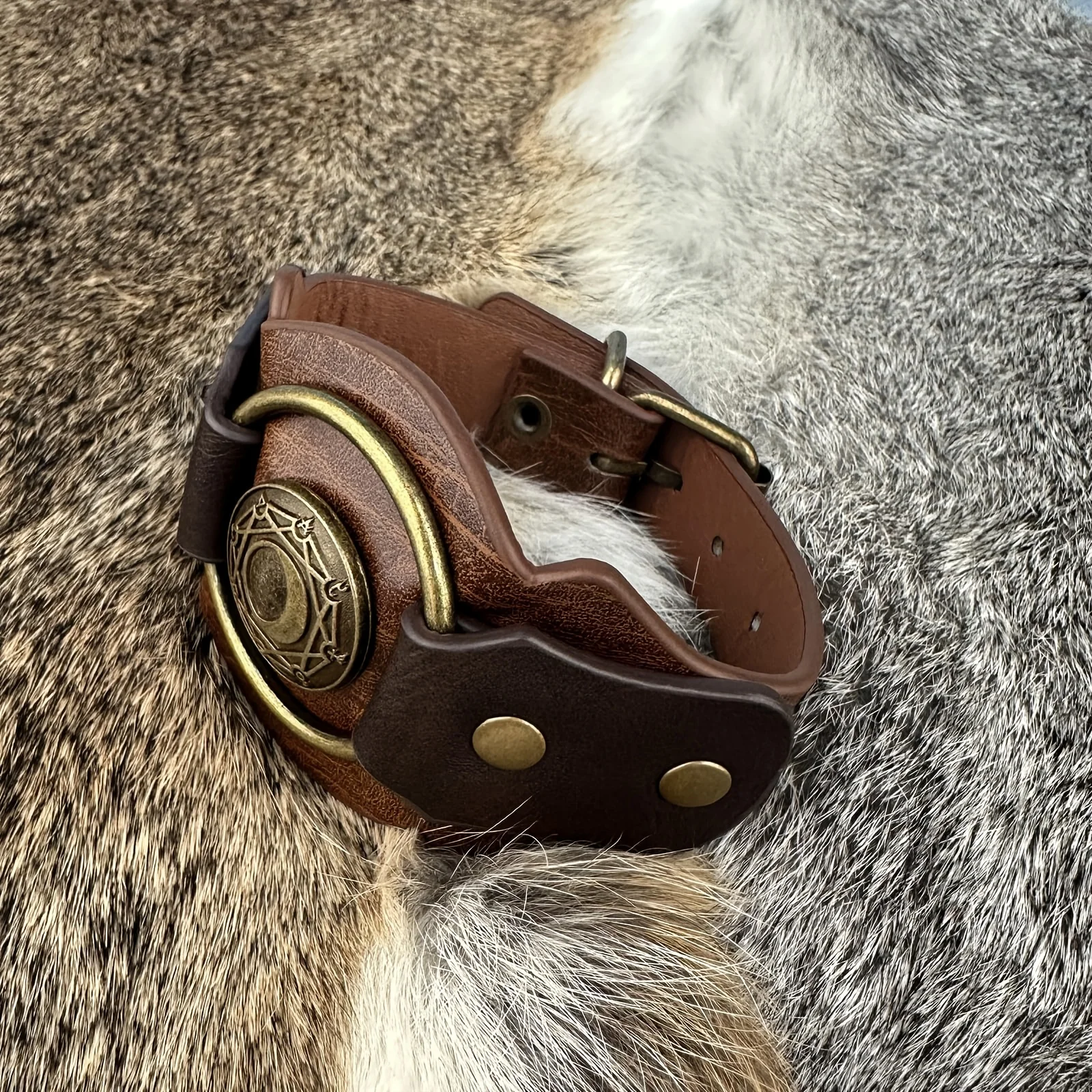 

Medieval Leather Wristband with Metal O-ring Steampunk Viking Warrior Knight Bracelet Retro Wristband Role-playing Props