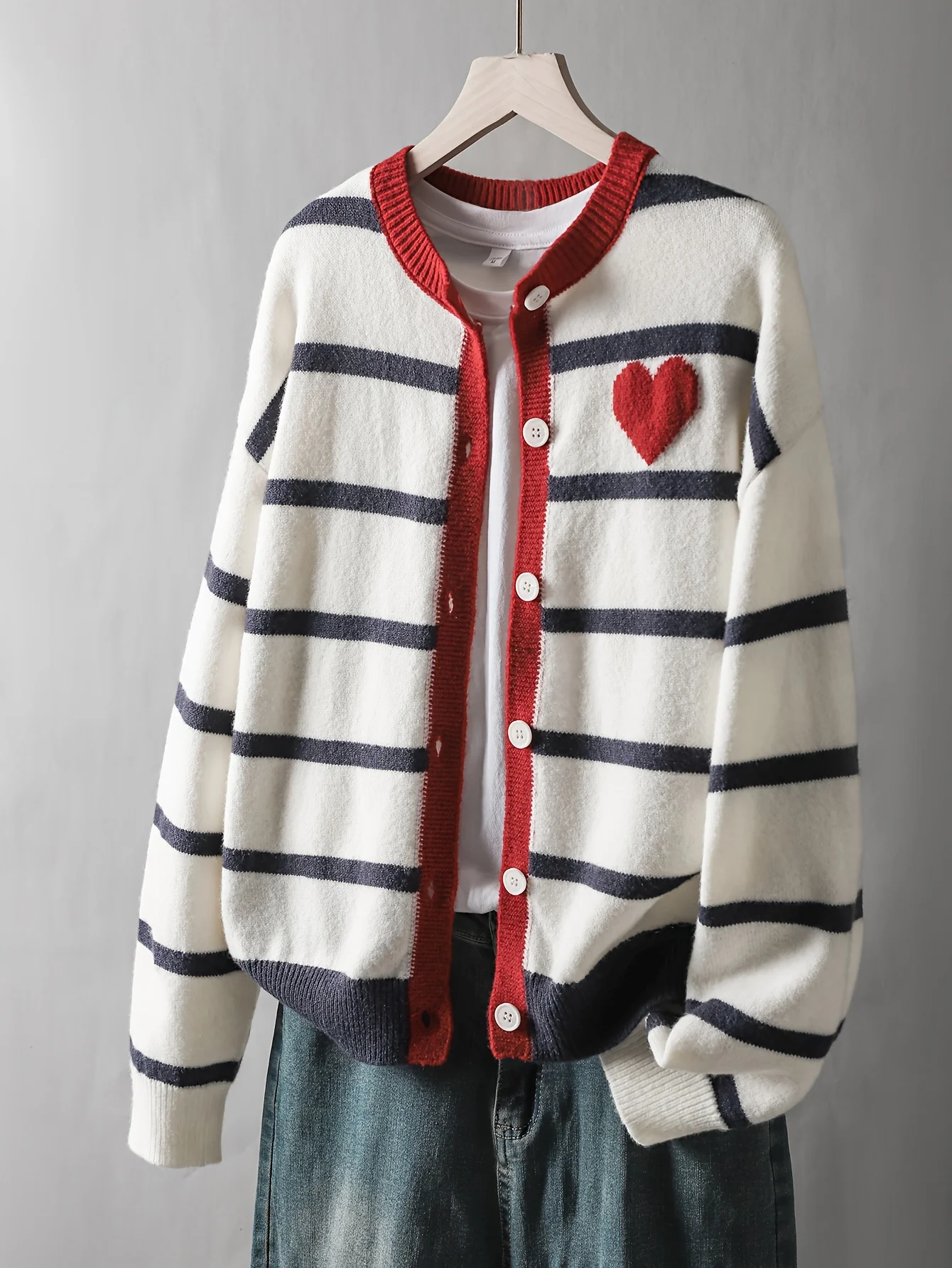 

Women's Heart-Shaped Striped Cardigan, Soft Knit Open-Front Sweater with Contrasting Edge Design, Comfortable and Loose-Fitting, Suitable for Autumn and Winter, Romantic Dates, and Casual Loungewear