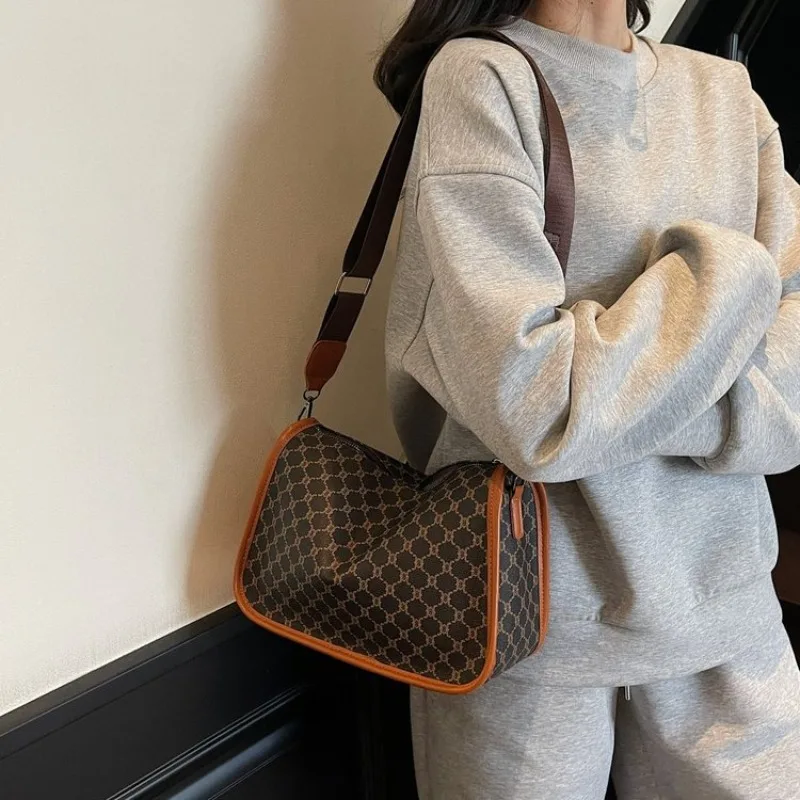 

Designer Luxury Diaper Bag For Women Elegant Crossbody Bag Minimalist Leather Tote Vintage Inspired With Letter Logo