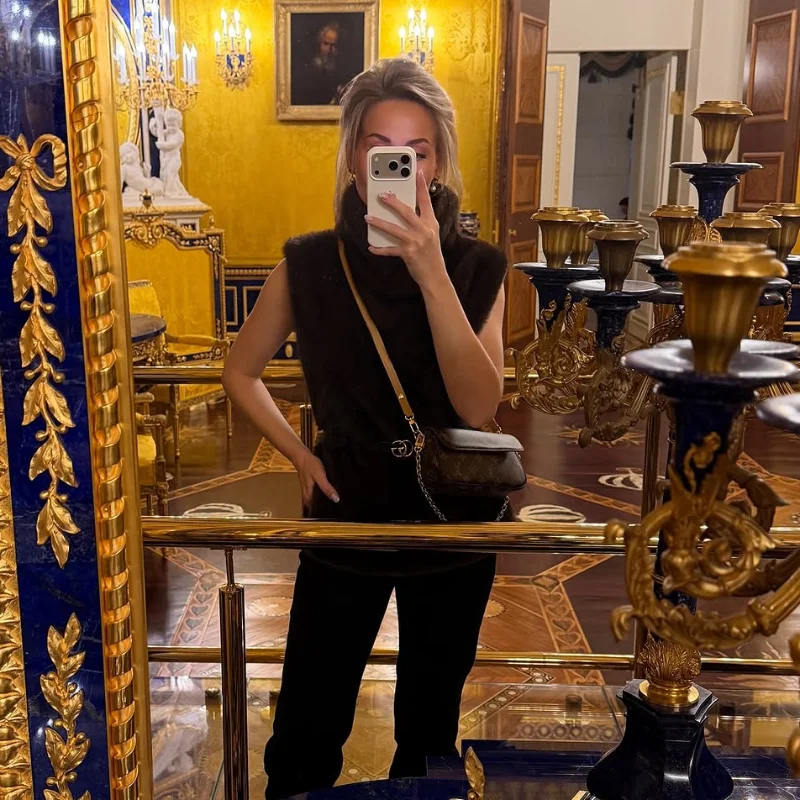 

Скромный стильный теплый жилет, модный элегантный уютный мягкий шикарный женский топ, осенний изысканный пригородный уличный наряд