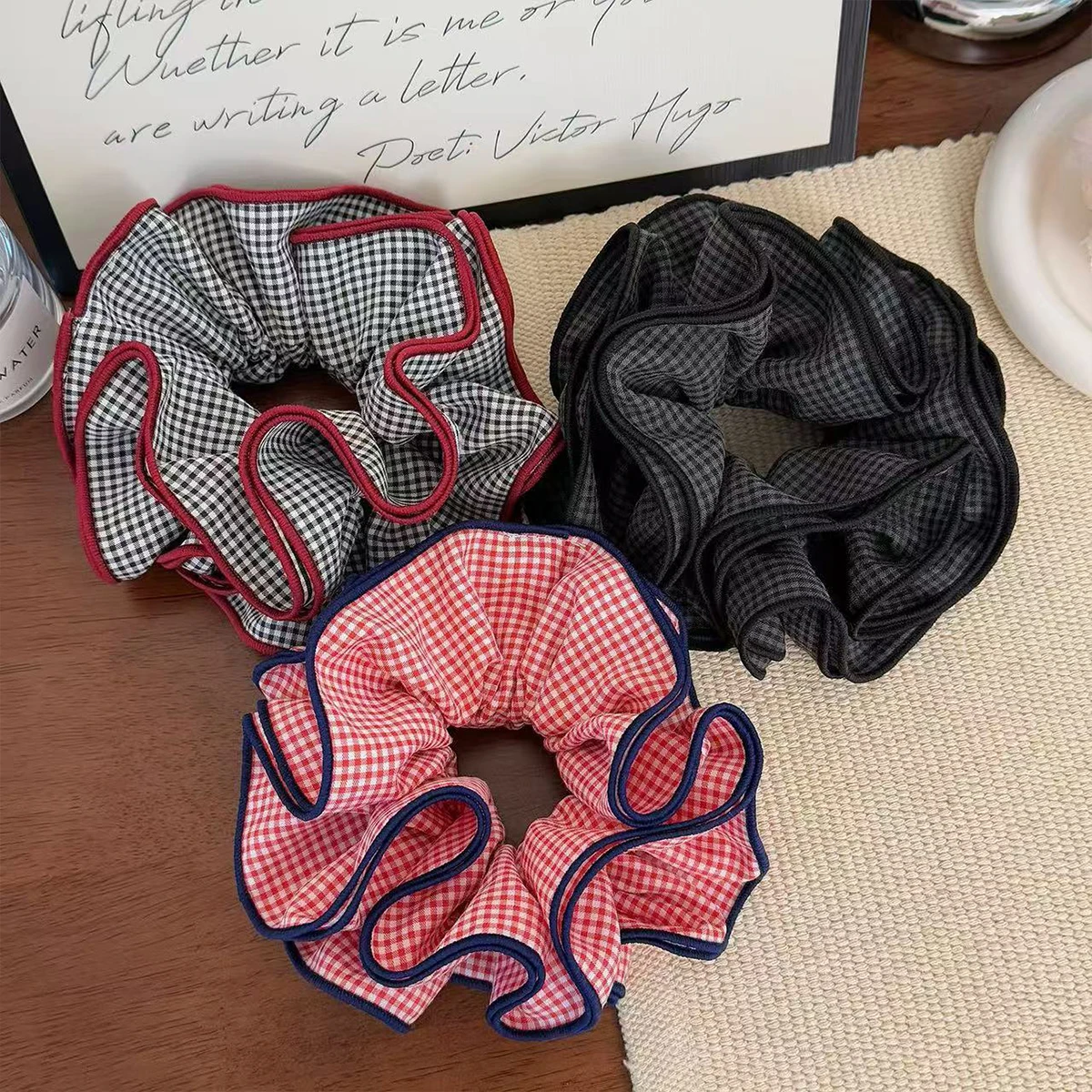 

Четырехслойная высококачественная резинка для волос в клетку, изящно сшитая повязка для волос, красивая, свежая и простая резинка для волос.