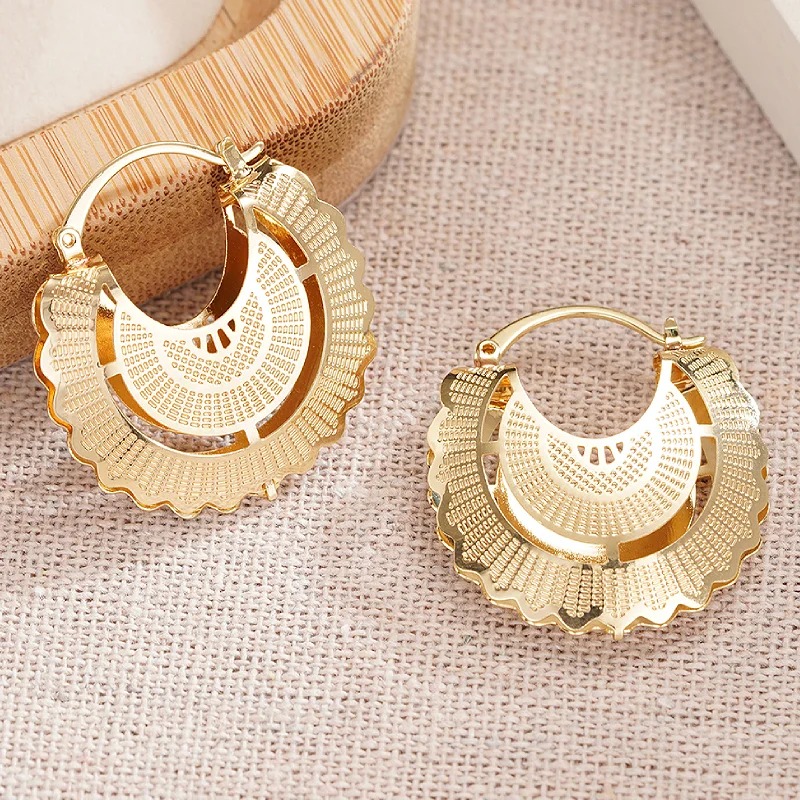 Huitan Aushöhlen Frauen Creolen Hochzeit Party Täglichen Verlobung Jahrestag Trendy Luxus Gold Farbe Zubehör Schmuck