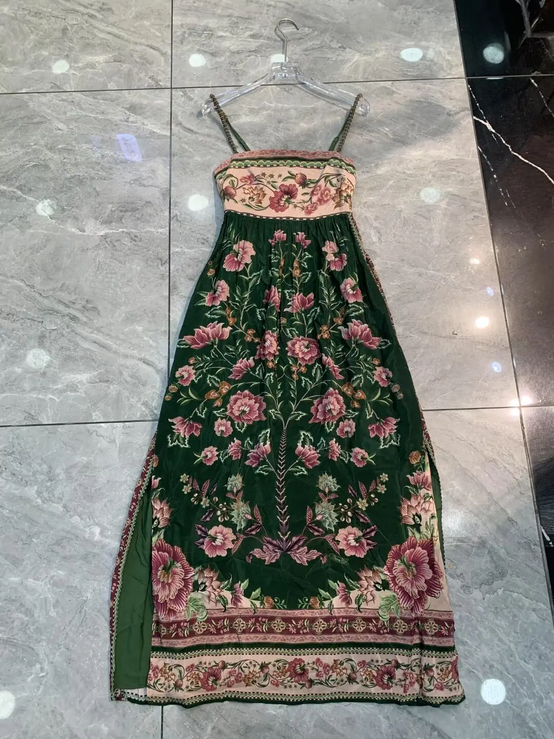 Damska sukienka maxi w kwiatowy wzór na ramiączkach, z wysokim stanem, bez rękawów, w stylu vintage.