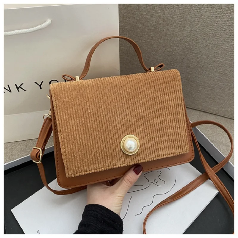 2022 Female bag simple personality hand bill of lading shoulder bag girl sen retro Hong Kong style cross-body bag tide