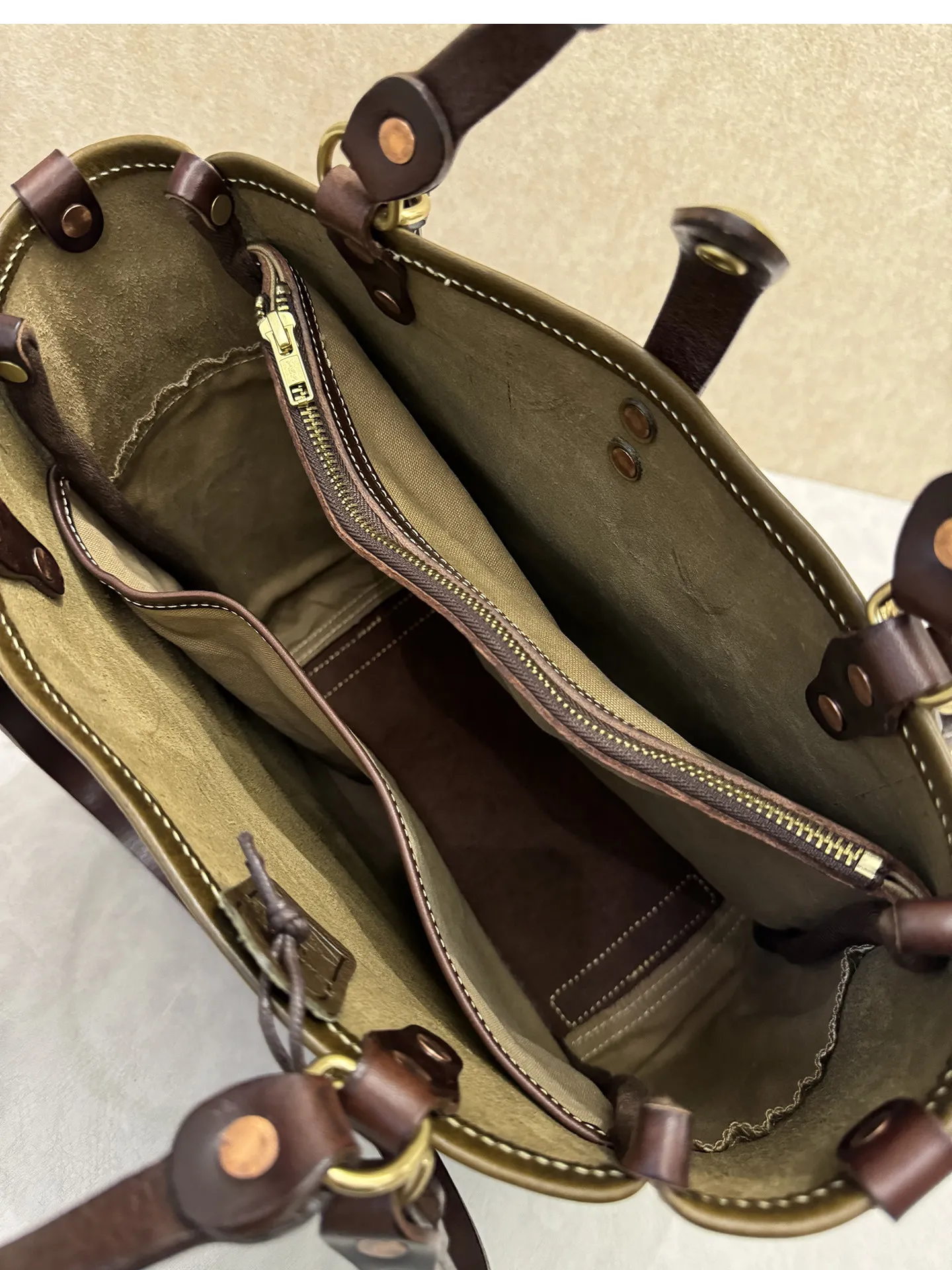 Vintage Designer Handgefertigte Arbeits-Tragetasche aus pflanzlich gegerbtem Rindsleder für Herren, Business Casual Luxus Naturleder Handtasche – Detail 30