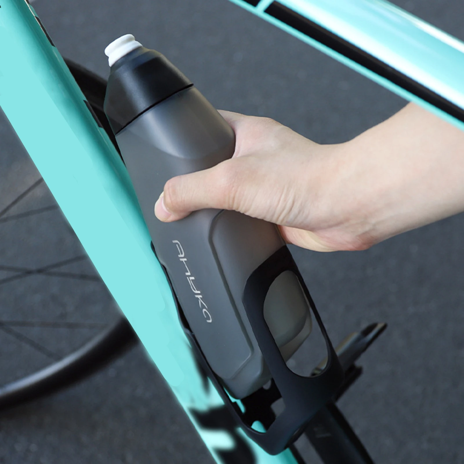 

600ml MTB Road Bike Water Bottle Bracket Set Bicycle Aerodynamic Riding Water Kettle for Cycling Biking Fitness & Sports