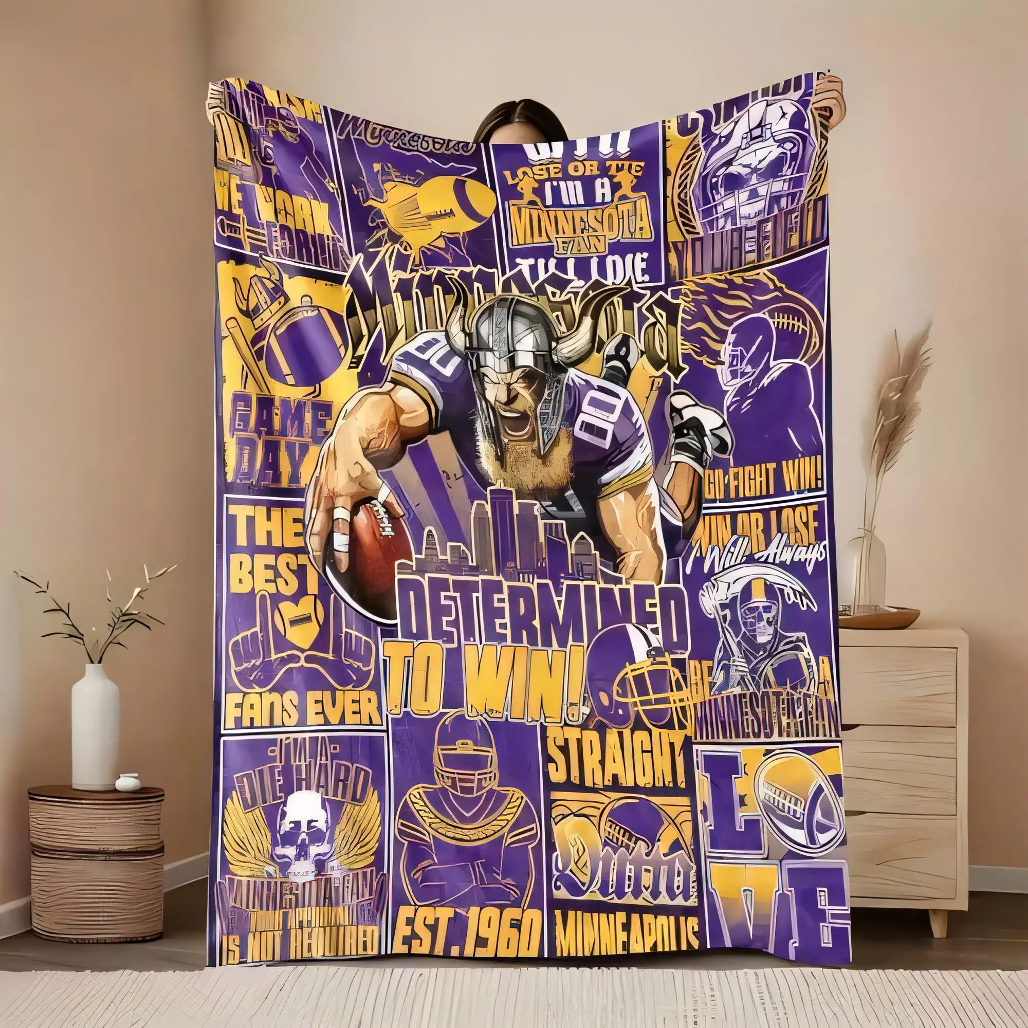 Cobertor de futebol Minnesota Vikings com design de vários painéis roxo dourado colorido com capacete de jogador Viking texto do dia do jogo - Ideal