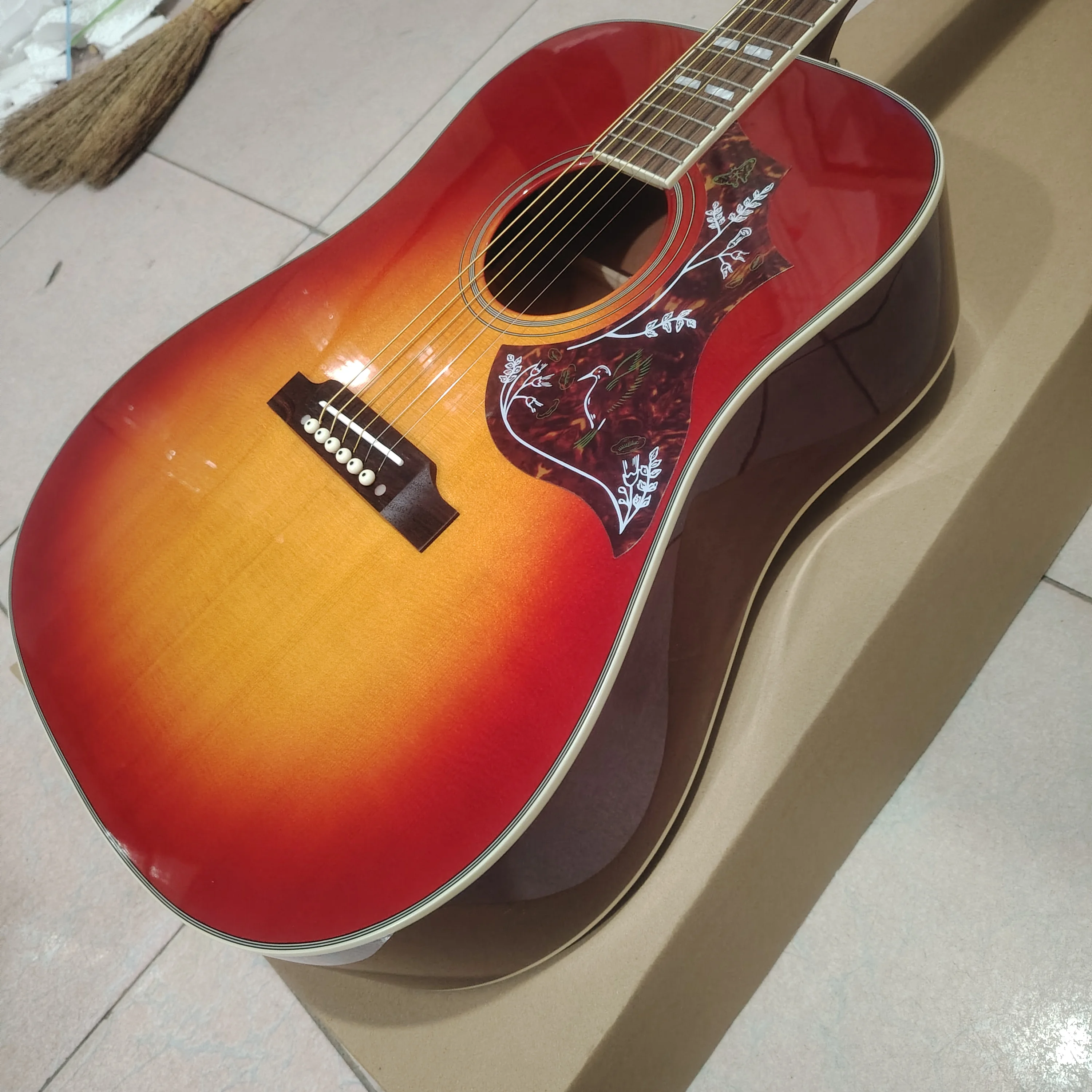 جيتار صوتي على طراز هامينجبيرد - مراجعة Acoustic Guitar Dreadnought وسعره