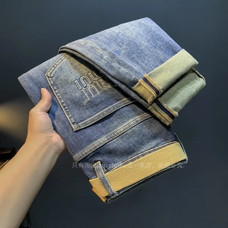 Celana jeans trendi pria, celana denim lurus kecil tiga dimensi timbul modis dengan sabuk 2024