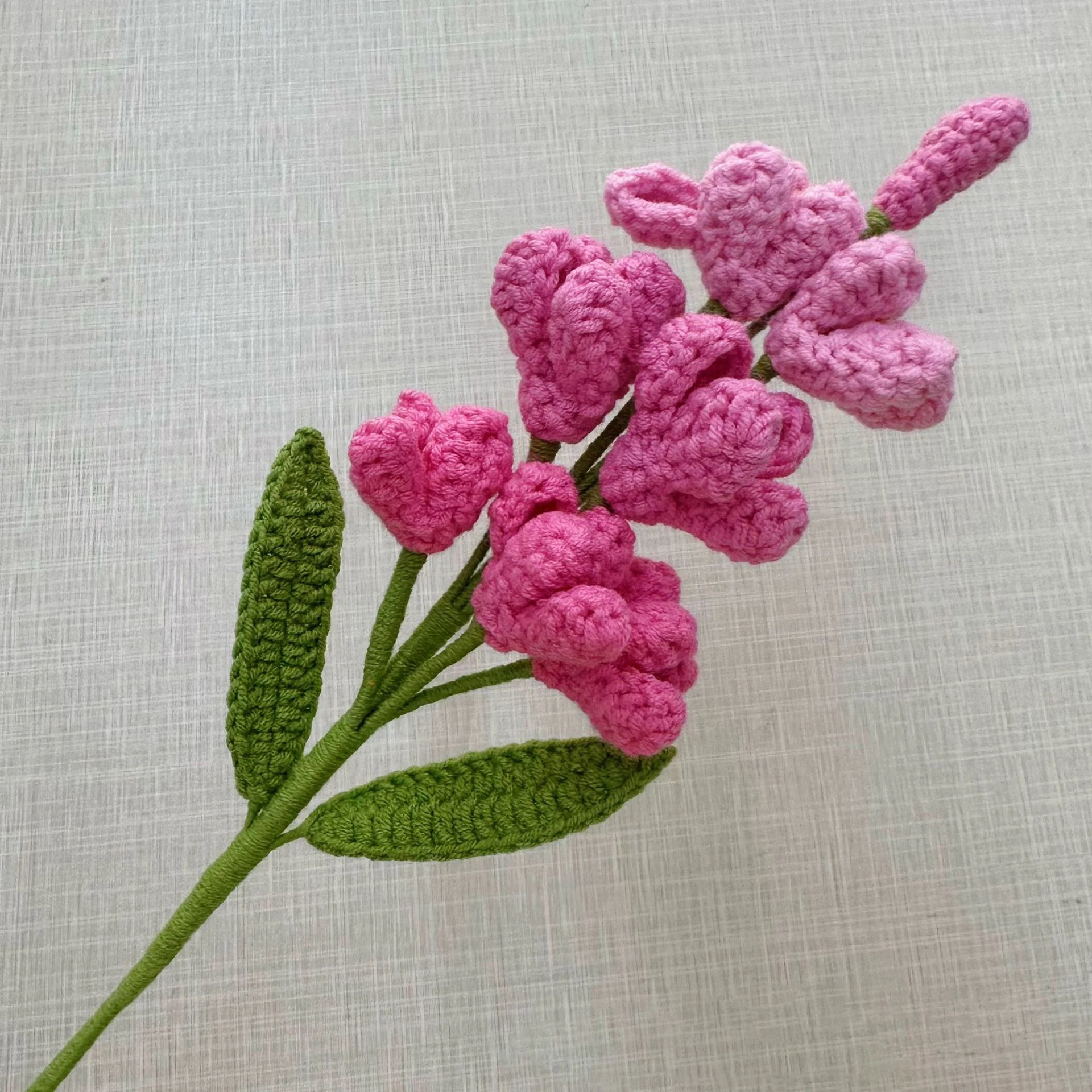 Handgewebte lila Blumen, kreative gestrickte Blumenzweige, künstliche Blumen, Raumdekoration, Geschenk – Detail 6